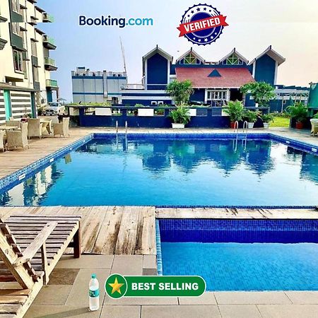 Gr Palace, In Front Of Sea-Beach With Breakfast, Swimming-Pool, Fully Air-Conditioned, Hotel With Parking Availability Puri Kültér fotó
