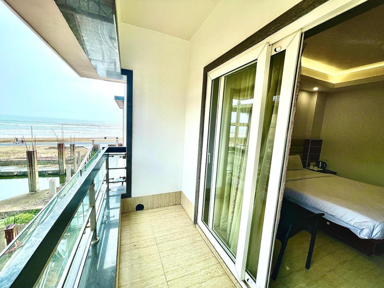 Gr Palace, In Front Of Sea-Beach With Breakfast, Swimming-Pool, Fully Air-Conditioned, Hotel With Parking Availability Puri Kültér fotó