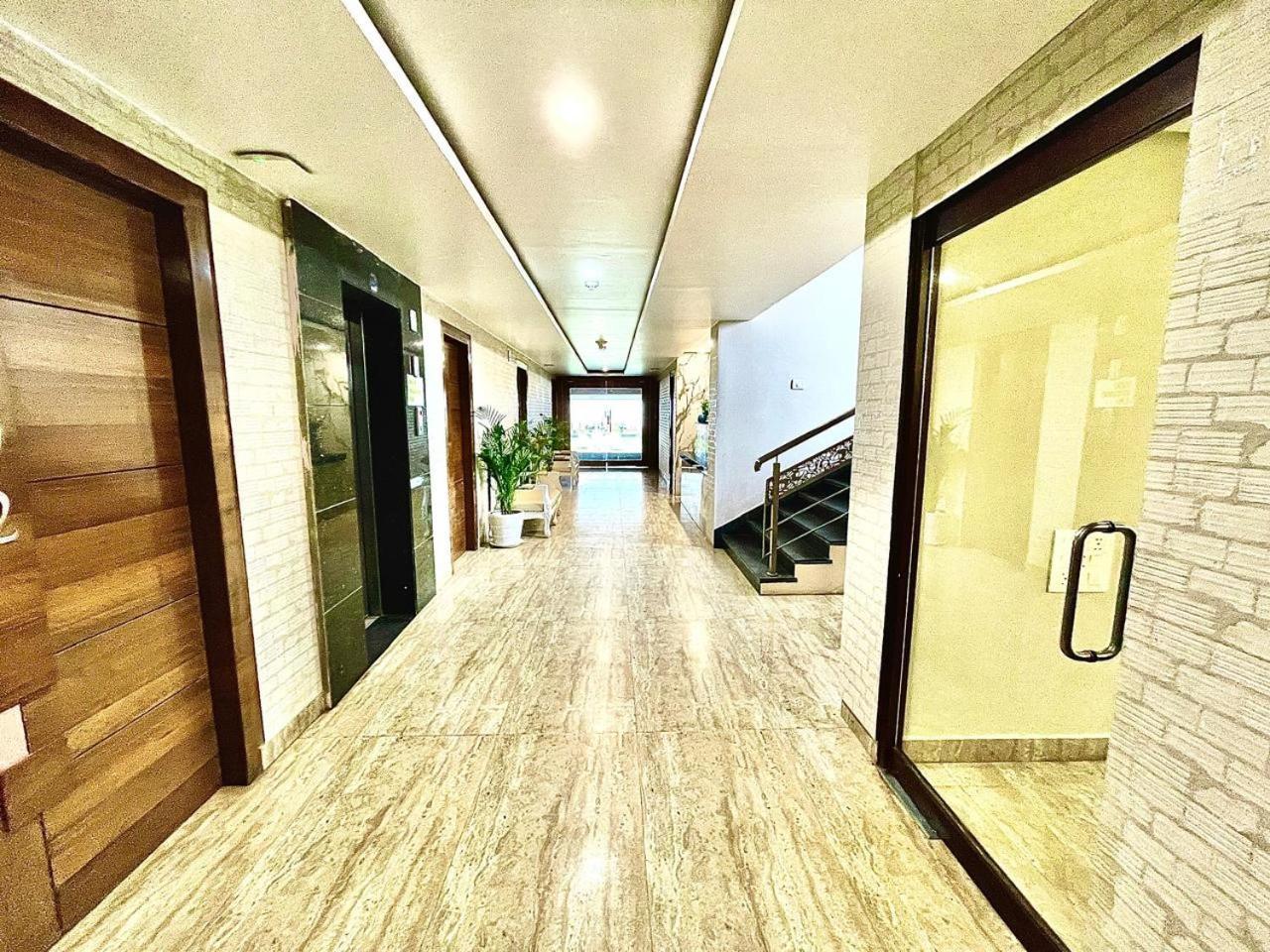 Gr Palace, In Front Of Sea-Beach With Breakfast, Swimming-Pool, Fully Air-Conditioned, Hotel With Parking Availability Puri Kültér fotó