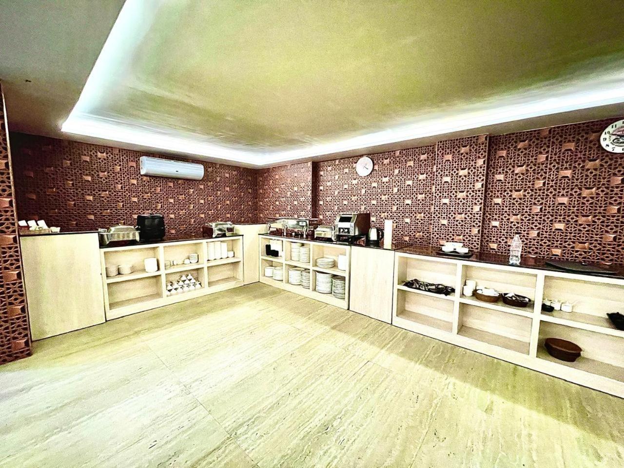 Gr Palace, In Front Of Sea-Beach With Breakfast, Swimming-Pool, Fully Air-Conditioned, Hotel With Parking Availability Puri Kültér fotó