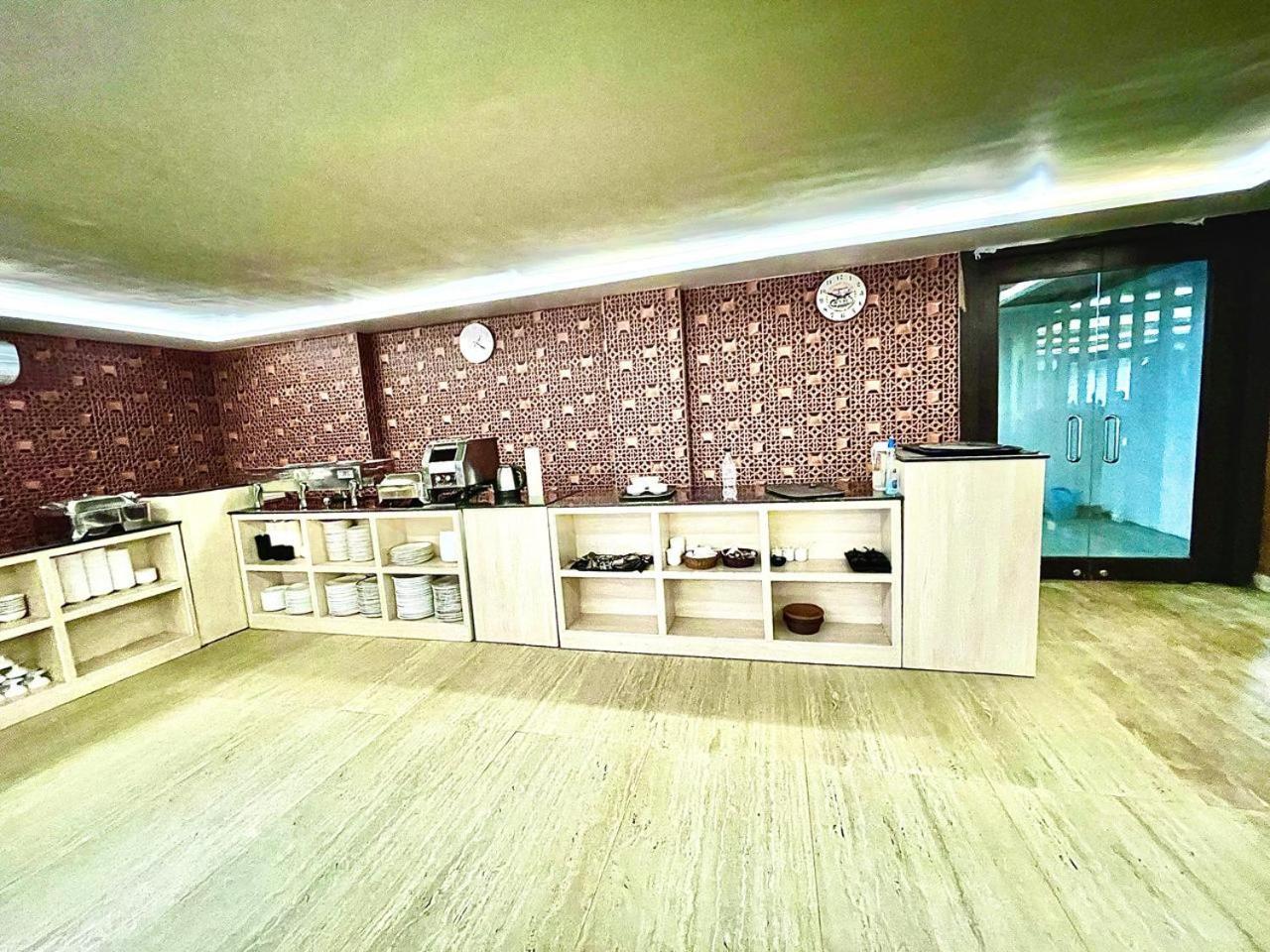 Gr Palace, In Front Of Sea-Beach With Breakfast, Swimming-Pool, Fully Air-Conditioned, Hotel With Parking Availability Puri Kültér fotó