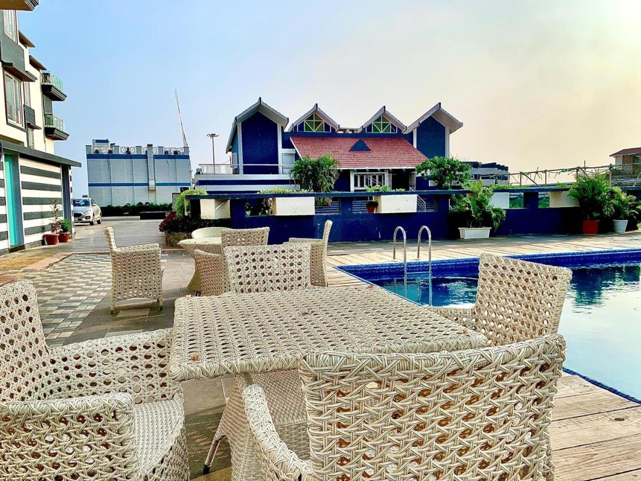 Gr Palace, In Front Of Sea-Beach With Breakfast, Swimming-Pool, Fully Air-Conditioned, Hotel With Parking Availability Puri Kültér fotó