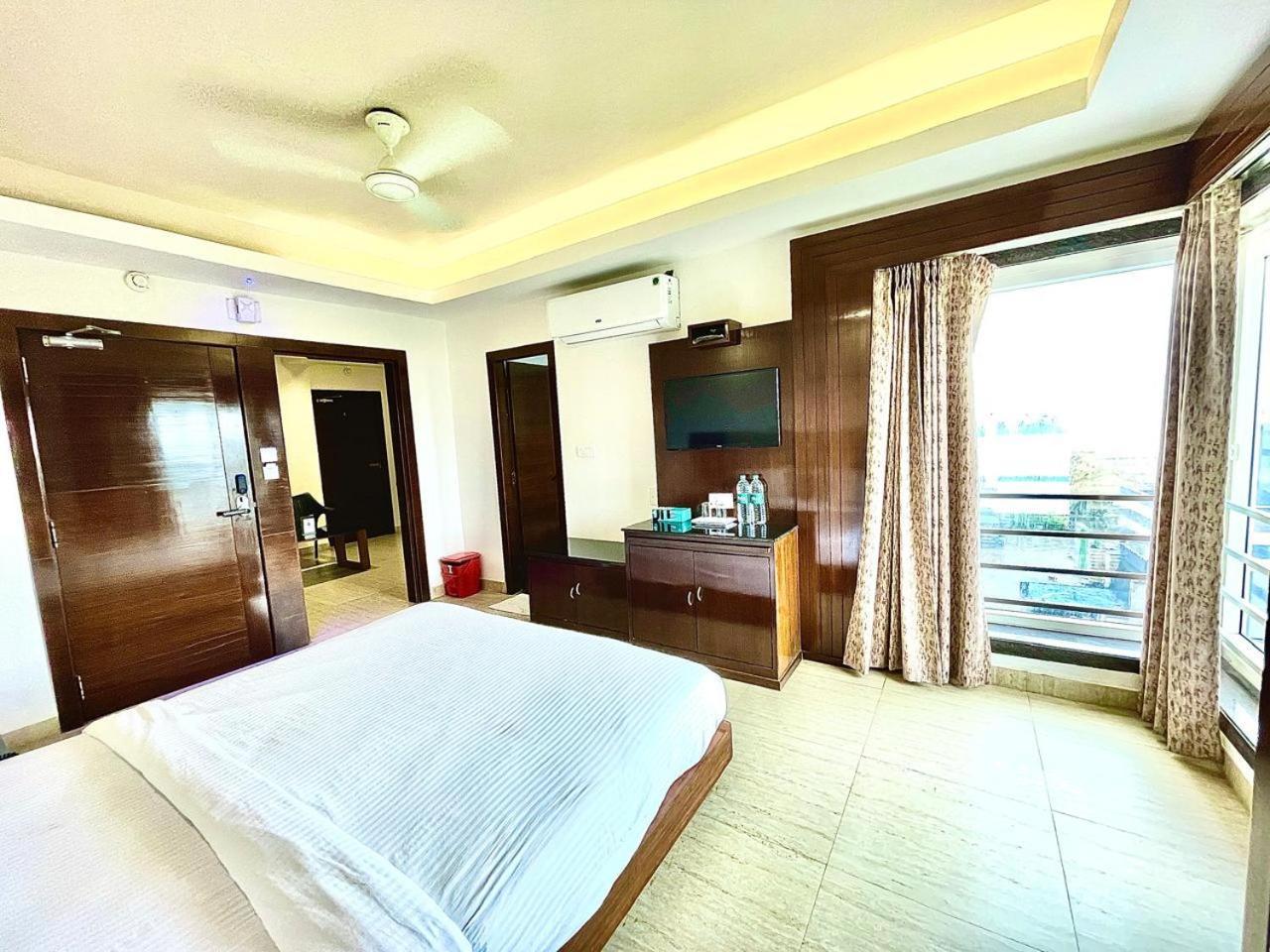 Gr Palace, In Front Of Sea-Beach With Breakfast, Swimming-Pool, Fully Air-Conditioned, Hotel With Parking Availability Puri Kültér fotó
