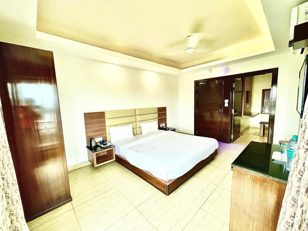 Gr Palace, In Front Of Sea-Beach With Breakfast, Swimming-Pool, Fully Air-Conditioned, Hotel With Parking Availability Puri Kültér fotó