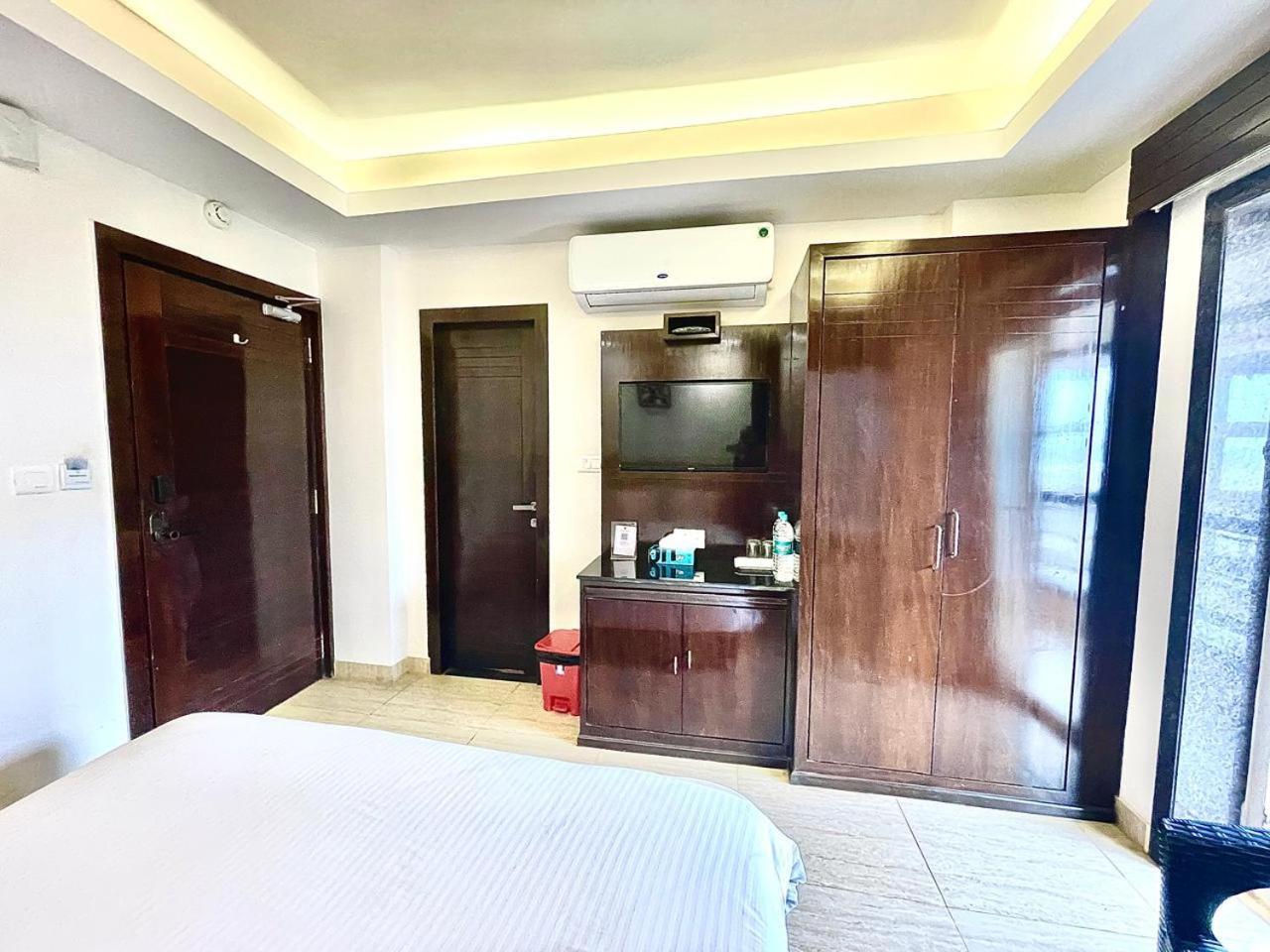 Gr Palace, In Front Of Sea-Beach With Breakfast, Swimming-Pool, Fully Air-Conditioned, Hotel With Parking Availability Puri Kültér fotó