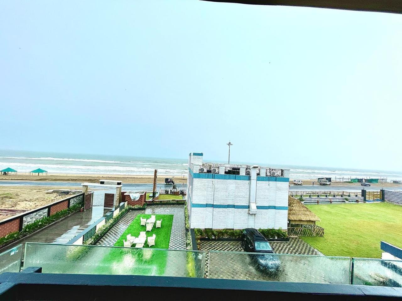 Gr Palace, In Front Of Sea-Beach With Breakfast, Swimming-Pool, Fully Air-Conditioned, Hotel With Parking Availability Puri Kültér fotó