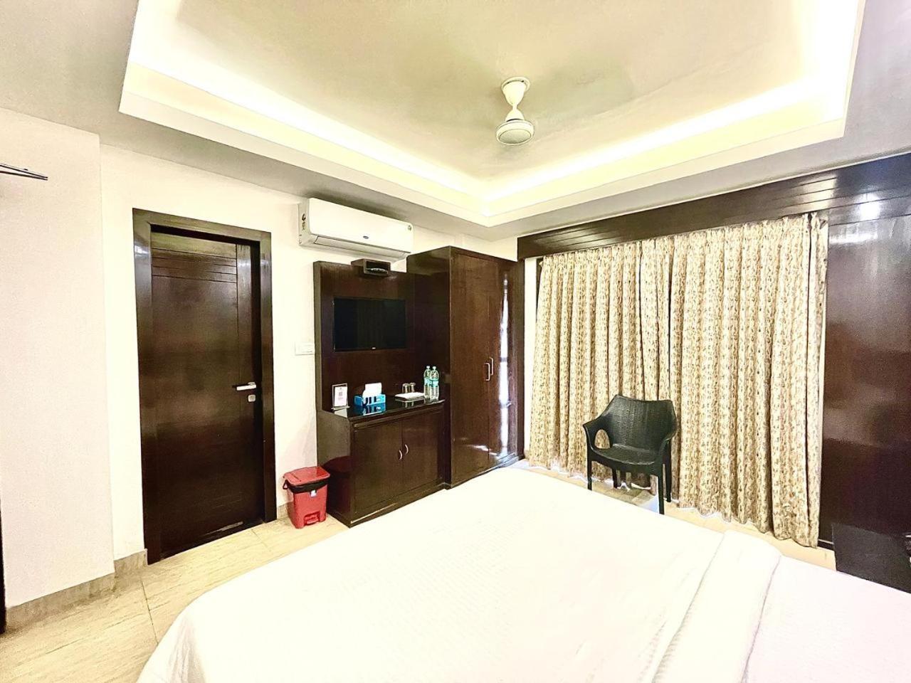Gr Palace, In Front Of Sea-Beach With Breakfast, Swimming-Pool, Fully Air-Conditioned, Hotel With Parking Availability Puri Kültér fotó