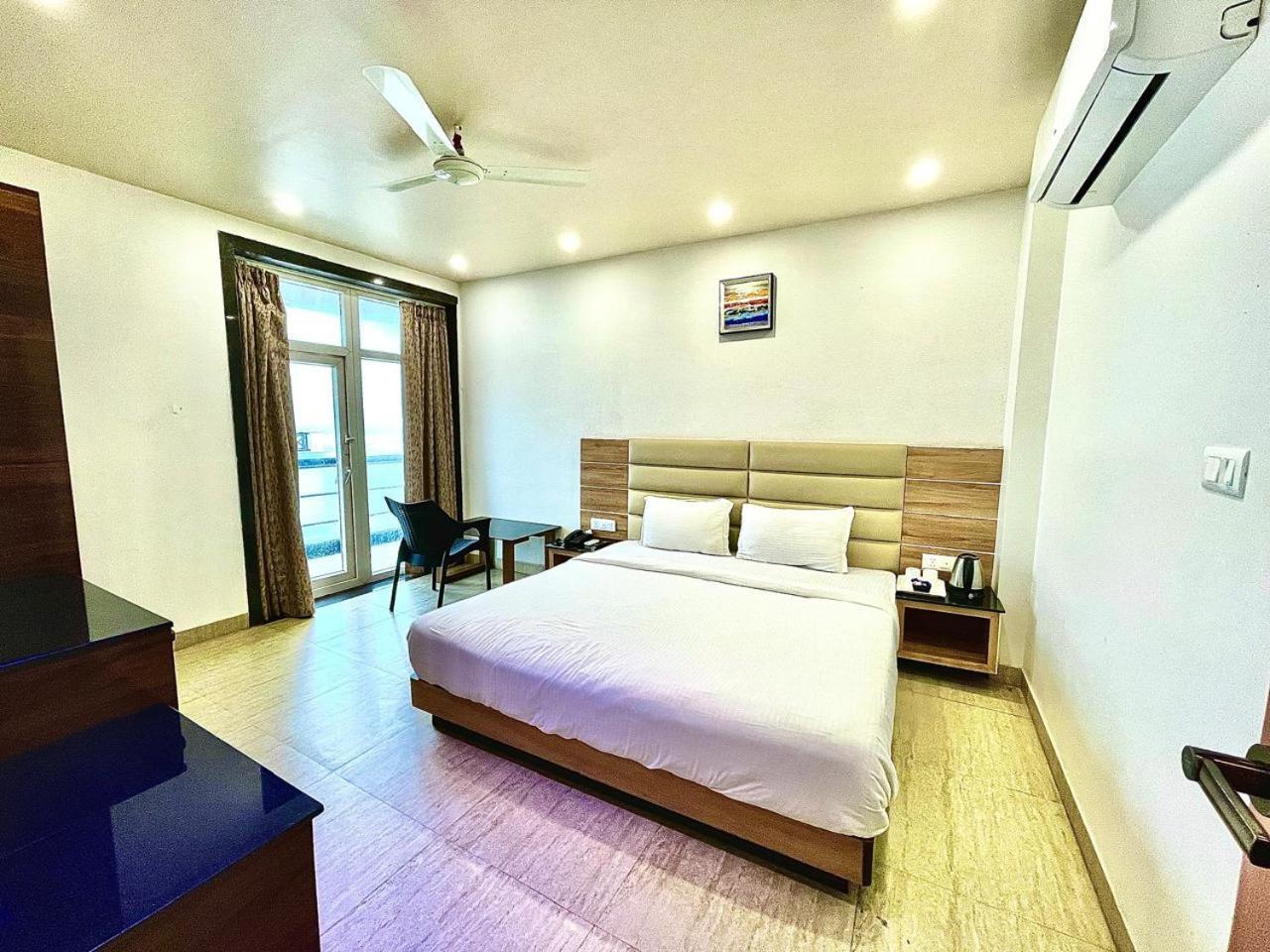 Gr Palace, In Front Of Sea-Beach With Breakfast, Swimming-Pool, Fully Air-Conditioned, Hotel With Parking Availability Puri Kültér fotó