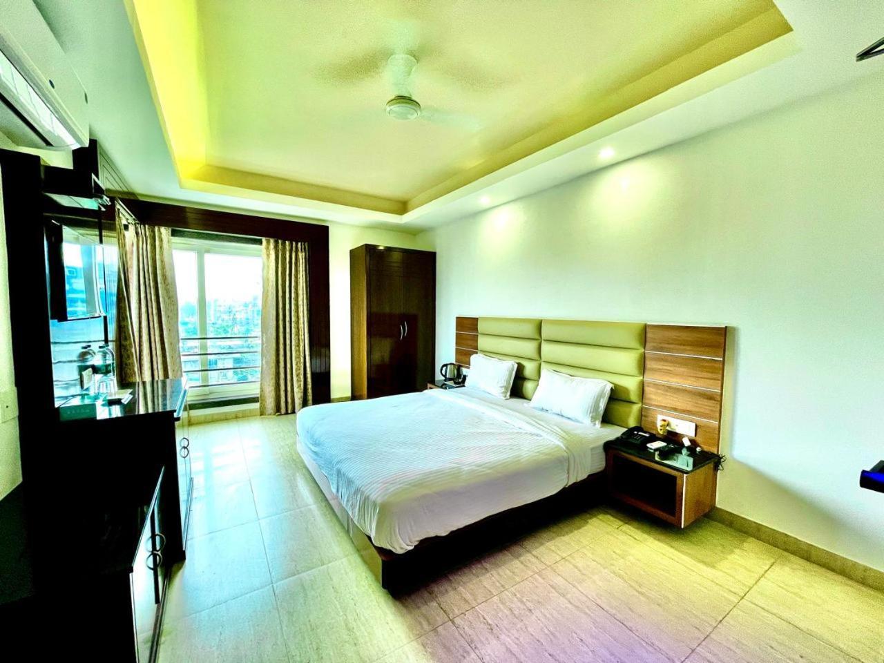 Gr Palace, In Front Of Sea-Beach With Breakfast, Swimming-Pool, Fully Air-Conditioned, Hotel With Parking Availability Puri Kültér fotó