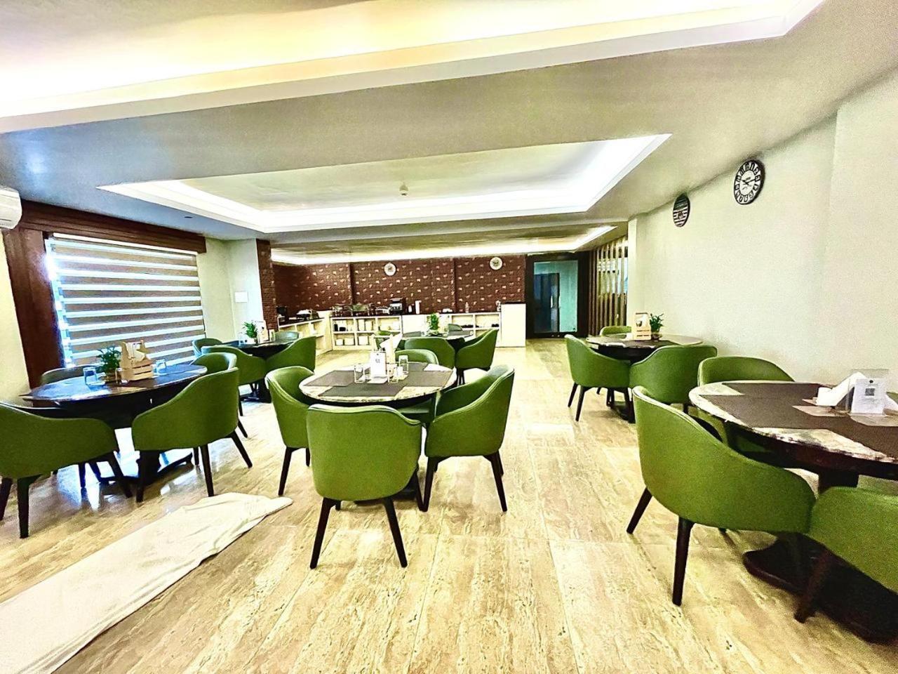 Gr Palace, In Front Of Sea-Beach With Breakfast, Swimming-Pool, Fully Air-Conditioned, Hotel With Parking Availability Puri Kültér fotó