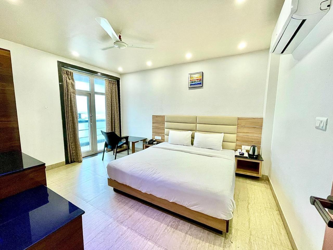 Gr Palace, In Front Of Sea-Beach With Breakfast, Swimming-Pool, Fully Air-Conditioned, Hotel With Parking Availability Puri Kültér fotó