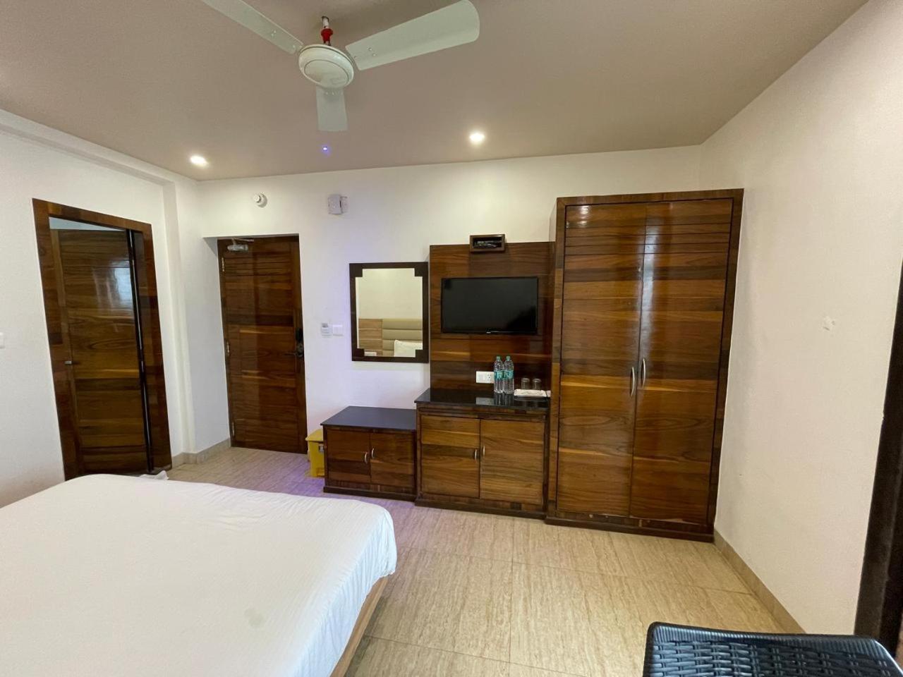 Gr Palace, In Front Of Sea-Beach With Breakfast, Swimming-Pool, Fully Air-Conditioned, Hotel With Parking Availability Puri Kültér fotó