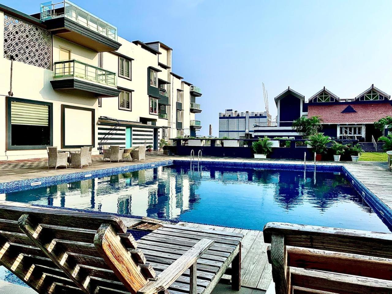 Gr Palace, In Front Of Sea-Beach With Breakfast, Swimming-Pool, Fully Air-Conditioned, Hotel With Parking Availability Puri Kültér fotó
