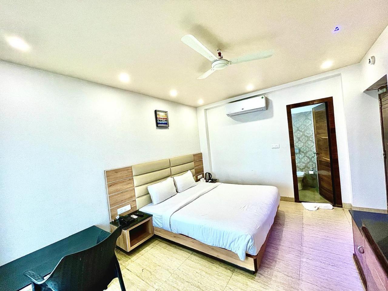 Gr Palace, In Front Of Sea-Beach With Breakfast, Swimming-Pool, Fully Air-Conditioned, Hotel With Parking Availability Puri Kültér fotó