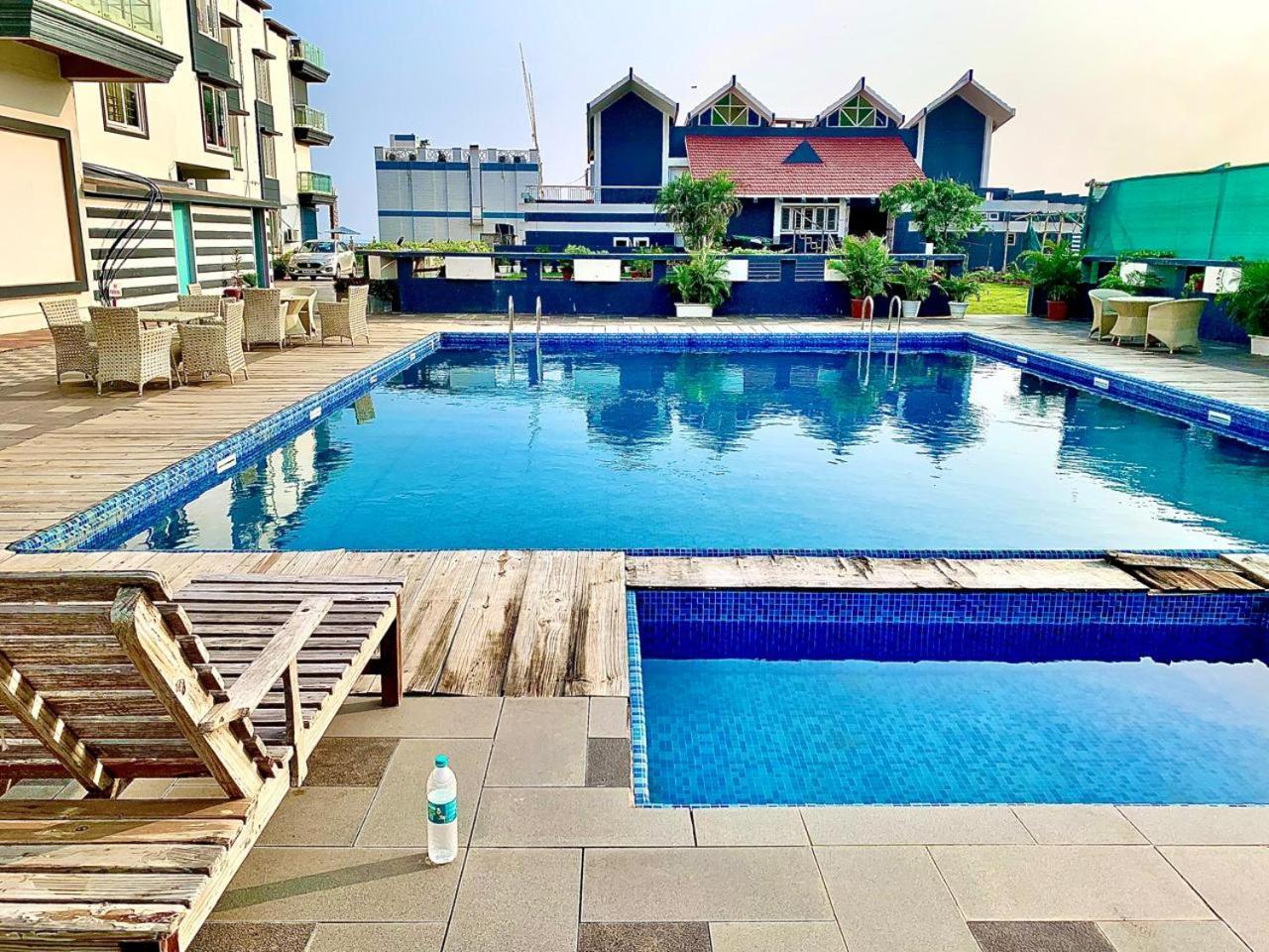Gr Palace, In Front Of Sea-Beach With Breakfast, Swimming-Pool, Fully Air-Conditioned, Hotel With Parking Availability Puri Kültér fotó