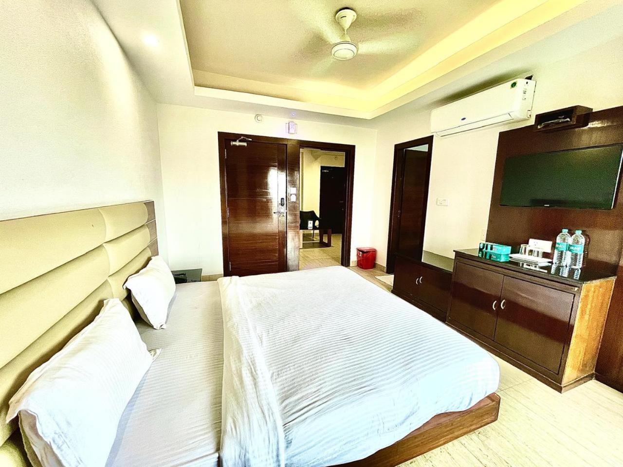 Gr Palace, In Front Of Sea-Beach With Breakfast, Swimming-Pool, Fully Air-Conditioned, Hotel With Parking Availability Puri Kültér fotó